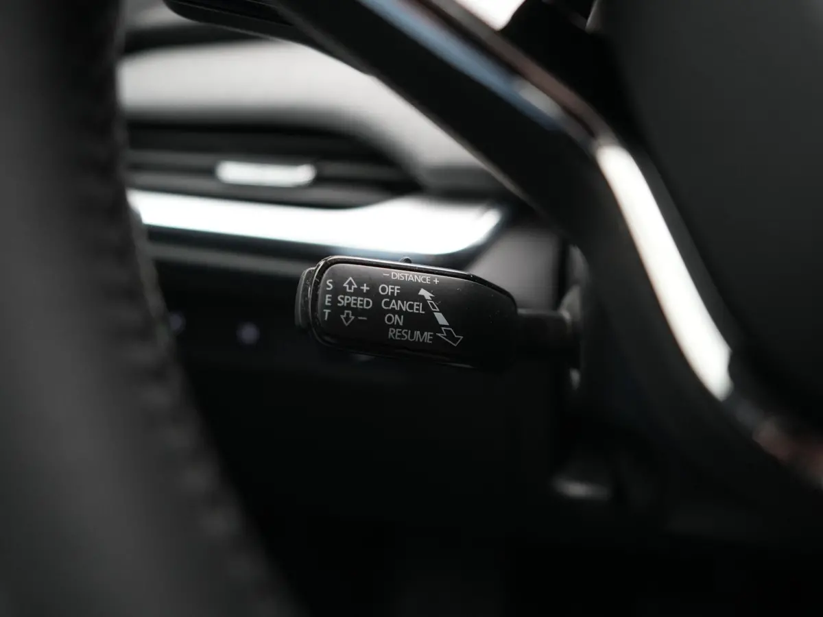50 Comfort 55 kWh Dealer O.H INCL BTW | Adaptive Cruise | Camera | Crystal LED | Apple Carplay | Sportstoelen Verwarmd | BLIS | Virtual | Navigatie | DAB | 19"L.M |