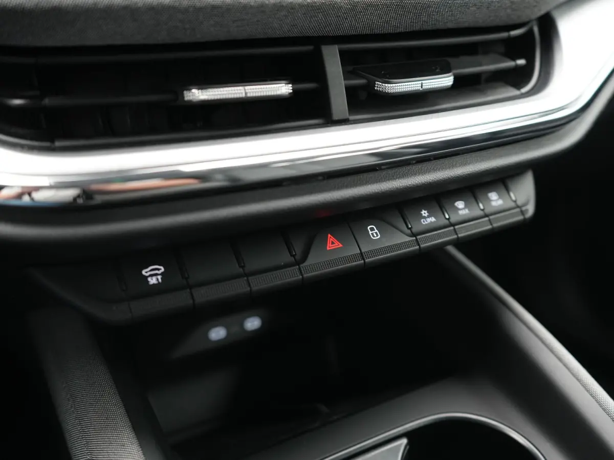 50 Comfort 55 kWh Dealer O.H INCL BTW | Adaptive Cruise | Camera | Crystal LED | Apple Carplay | Sportstoelen Verwarmd | BLIS | Virtual | Navigatie | DAB | 19"L.M |