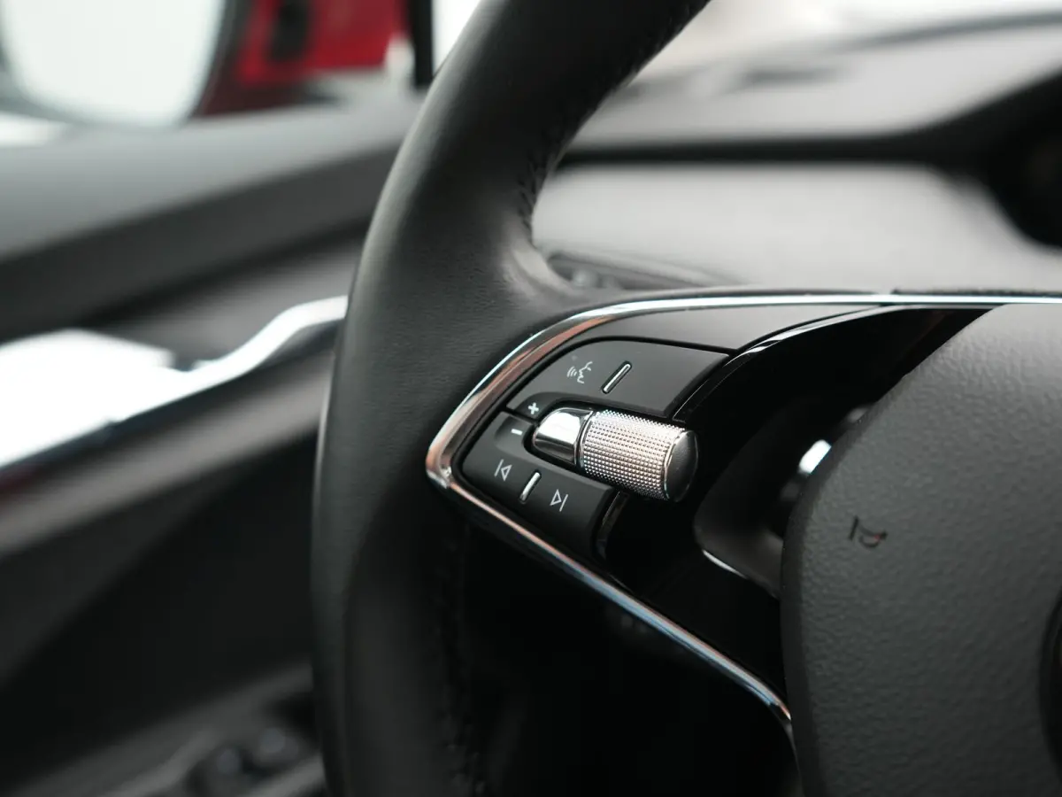 50 Comfort 55 kWh Dealer O.H INCL BTW | Adaptive Cruise | Camera | Crystal LED | Apple Carplay | Sportstoelen Verwarmd | BLIS | Virtual | Navigatie | DAB | 19"L.M |
