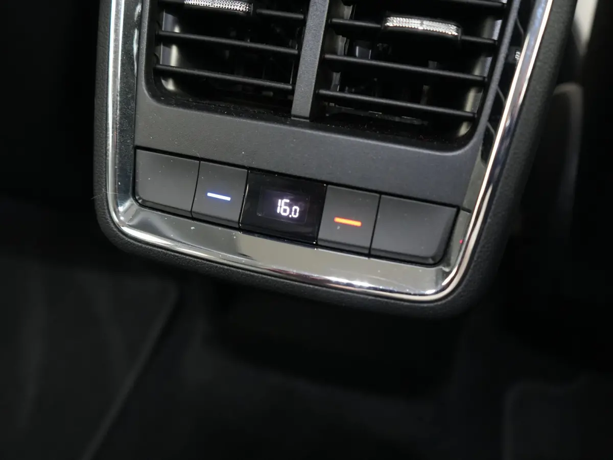 50 Comfort 55 kWh Dealer O.H INCL BTW | Adaptive Cruise | Camera | Crystal LED | Apple Carplay | Sportstoelen Verwarmd | BLIS | Virtual | Navigatie | DAB | 19"L.M |