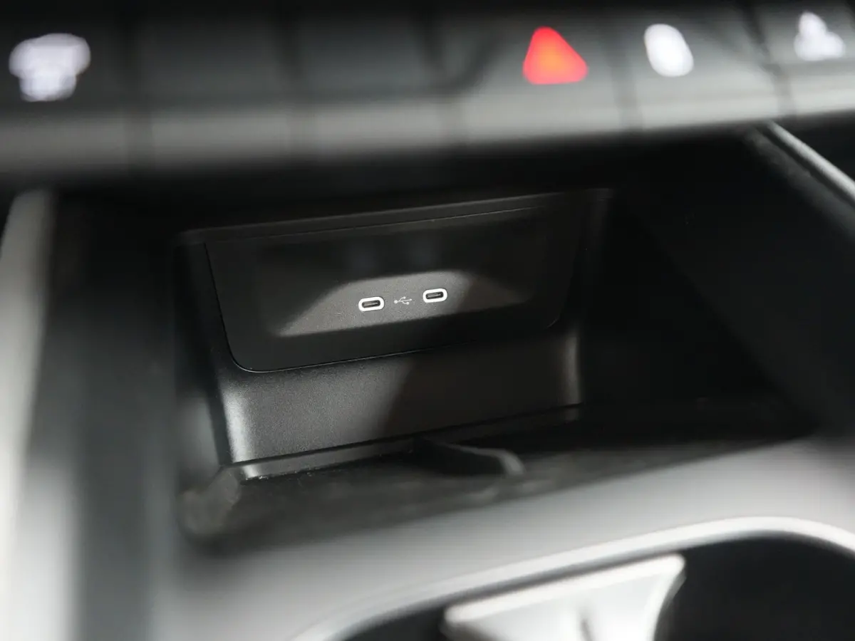 50 Comfort 55 kWh Dealer O.H INCL BTW | Adaptive Cruise | Camera | Crystal LED | Apple Carplay | Sportstoelen Verwarmd | BLIS | Virtual | Navigatie | DAB | 19"L.M |