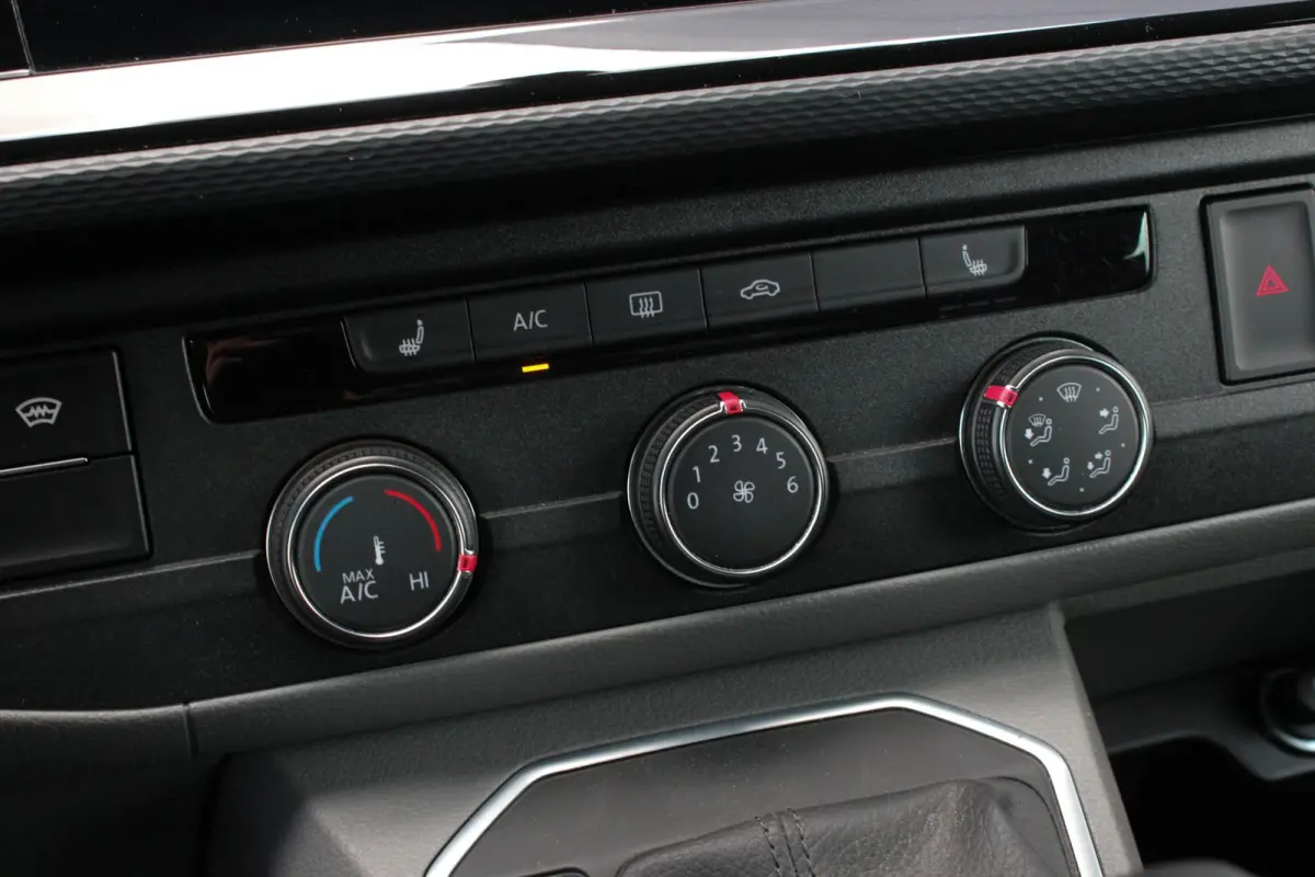 2.0 TDI L2H1 204PK BULLI DC DUBBEL CABINE / JB-EDITION / FULL OPTIONS / LEDER BEKLEDING / FULL BLACK /APPLE