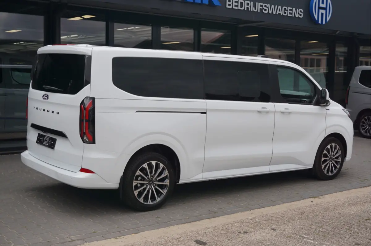 Tourneo 340L 2.5 PHEV 233PK Titanium X PRIJS INCL. BPM Leder, 19" LM, B&O, Pano, Elec. Schuifdeur, Trekhaak!! NR. TR19