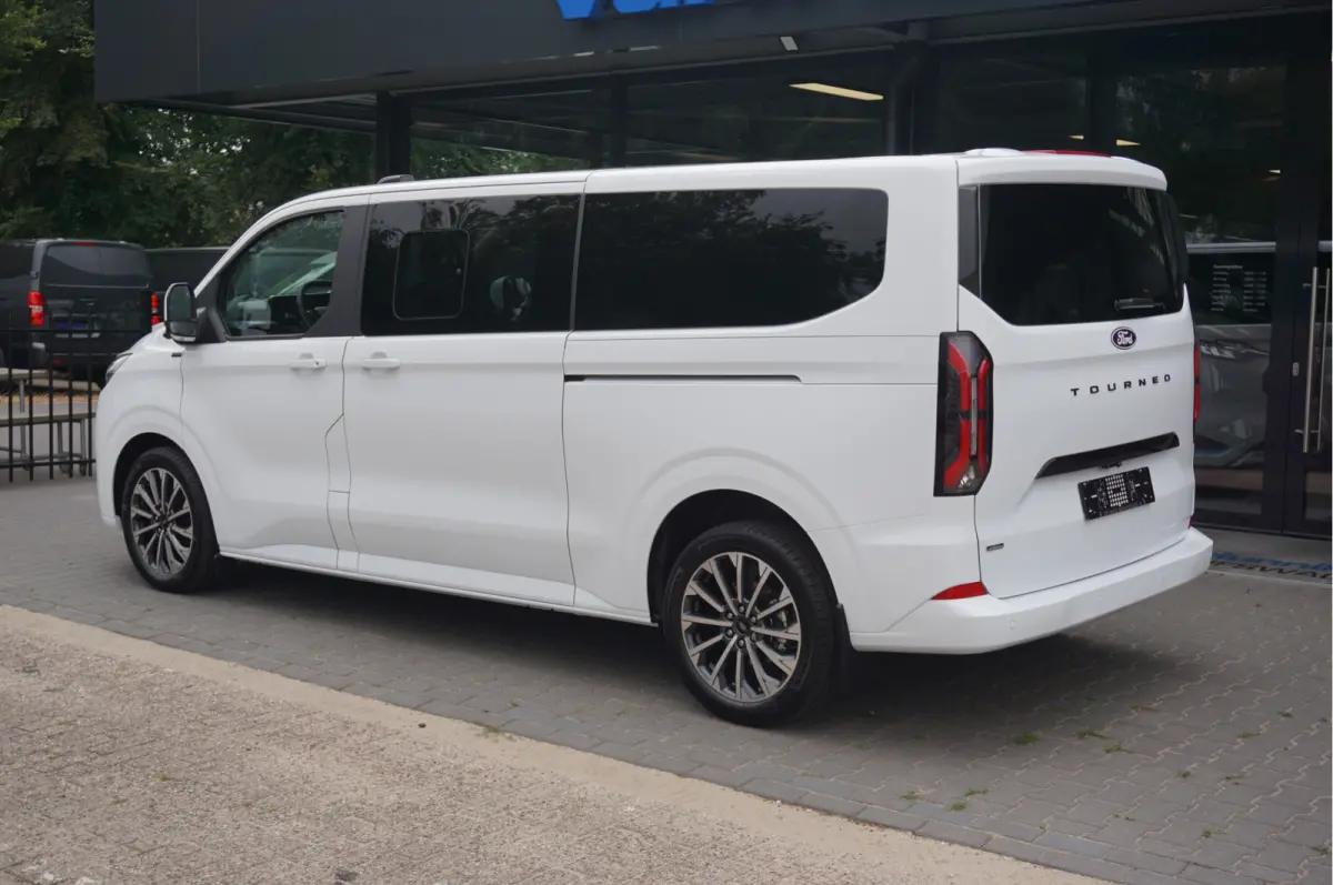 Tourneo 340L 2.5 PHEV 233PK Titanium X PRIJS INCL. BPM Leder, 19" LM, B&O, Pano, Elec. Schuifdeur, Trekhaak!! NR. TR19
