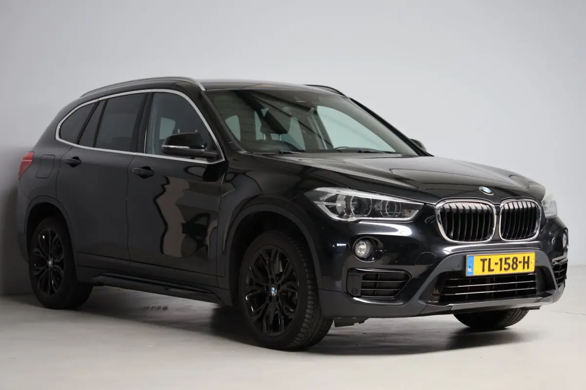 SDrive20i High Executive | head-up display | leder sport | achteruitrijcamera | led verlichting | navigatie prof. | NL auto