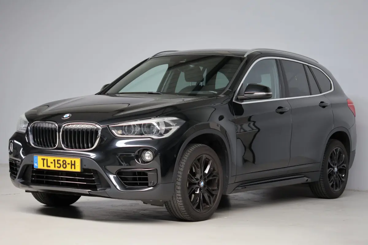 SDrive20i High Executive | head-up display | leder sport | achteruitrijcamera | led verlichting | navigatie prof. | NL auto