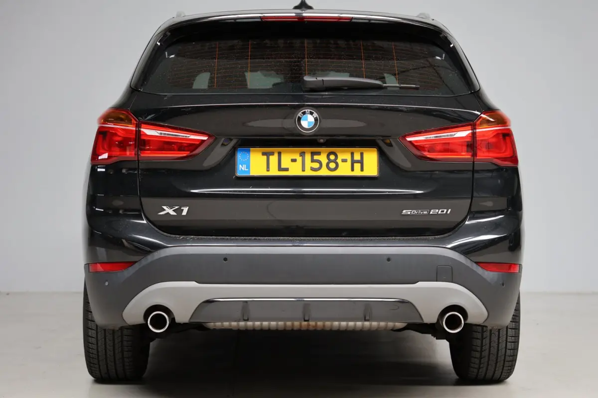 SDrive20i High Executive | head-up display | leder sport | achteruitrijcamera | led verlichting | navigatie prof. | NL auto