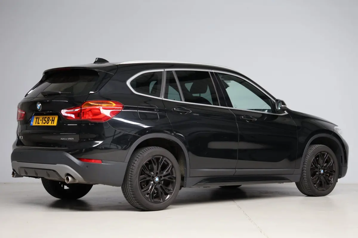 SDrive20i High Executive | head-up display | leder sport | achteruitrijcamera | led verlichting | navigatie prof. | NL auto