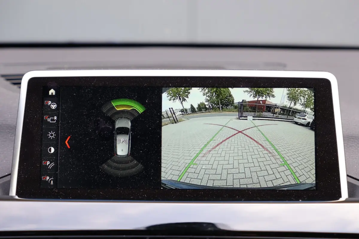 SDrive20i High Executive | head-up display | leder sport | achteruitrijcamera | led verlichting | navigatie prof. | NL auto