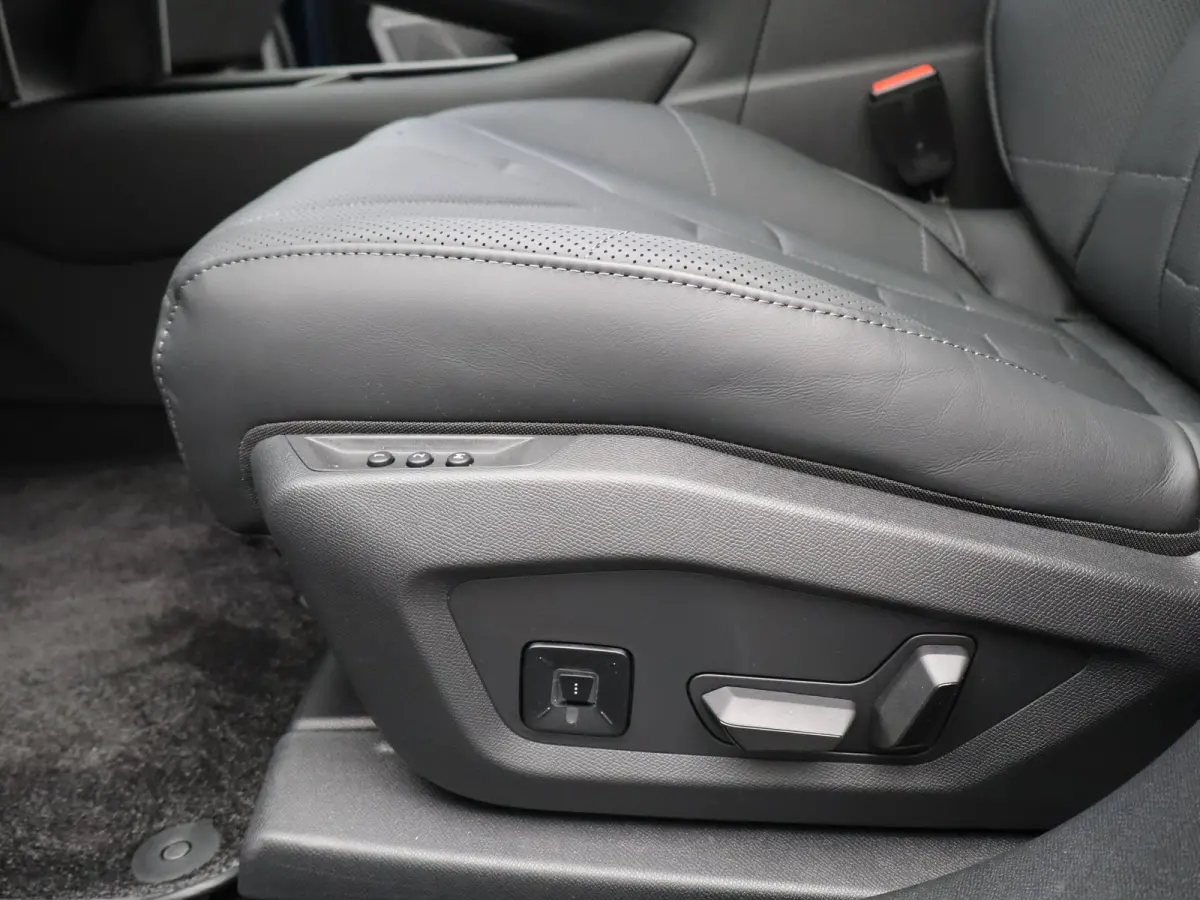 E-Tense Etoile 74 kWh | Nu in de showroom | Focal | leder | Stoel verw. + verkoeling | Massage | Panoramadak | 8 jaar garantie |