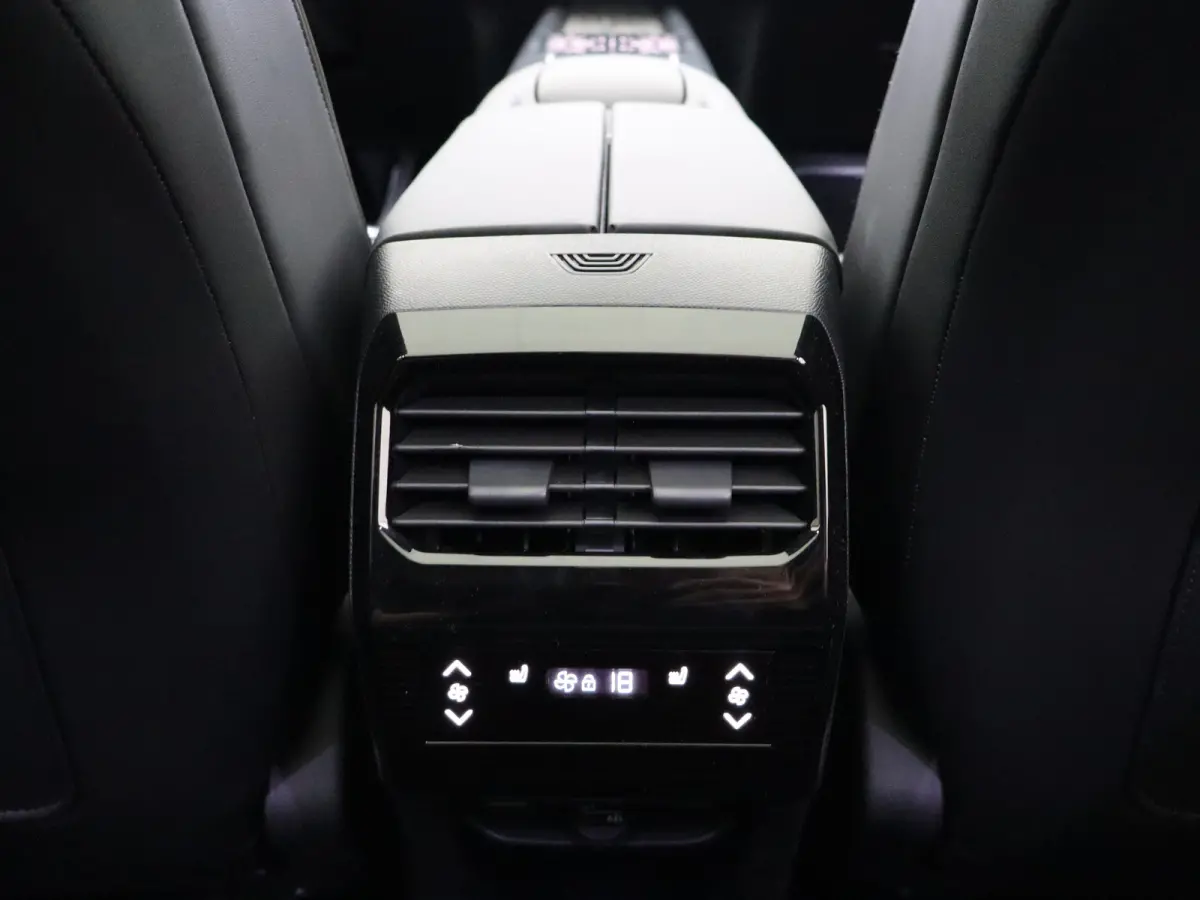 E-Tense Etoile 74 kWh | Nu in de showroom | Focal | leder | Stoel verw. + verkoeling | Massage | Panoramadak | 8 jaar garantie |