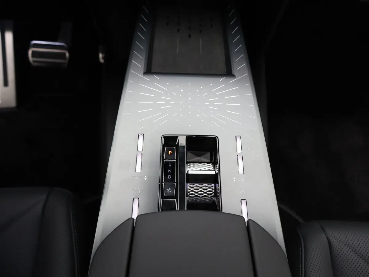 E-Tense Etoile 74 kWh | Nu in de showroom | Focal | leder | Stoel verw. + verkoeling | Massage | Panoramadak | 8 jaar garantie |