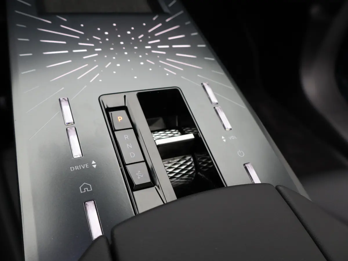 E-Tense Etoile 74 kWh | Nu in de showroom | Focal | leder | Stoel verw. + verkoeling | Massage | Panoramadak | 8 jaar garantie |
