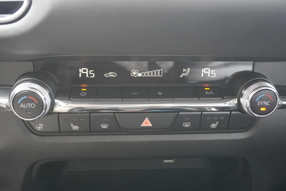 2.0 e-SkyActiv-X 180pk M Hybrid Luxury | Trekhaak | Lederen Bekleding | Panoramdak | Bose Audio
