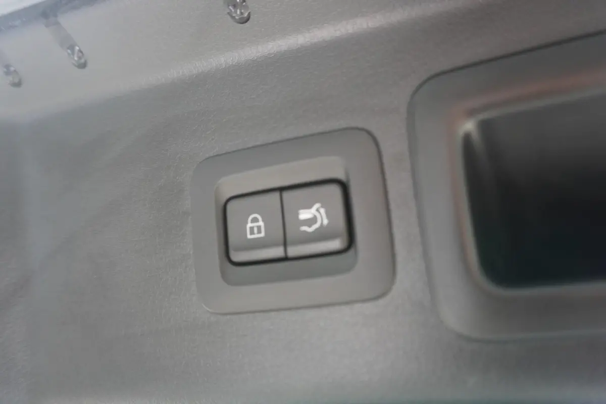2.0 e-SkyActiv-X 180pk M Hybrid Luxury | Trekhaak | Lederen Bekleding | Panoramdak | Bose Audio