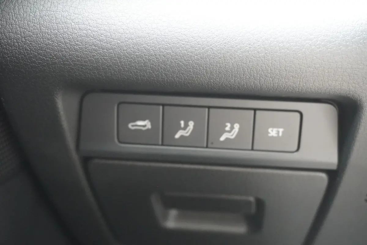 2.0 e-SkyActiv-X 180pk M Hybrid Luxury | Trekhaak | Lederen Bekleding | Panoramdak | Bose Audio