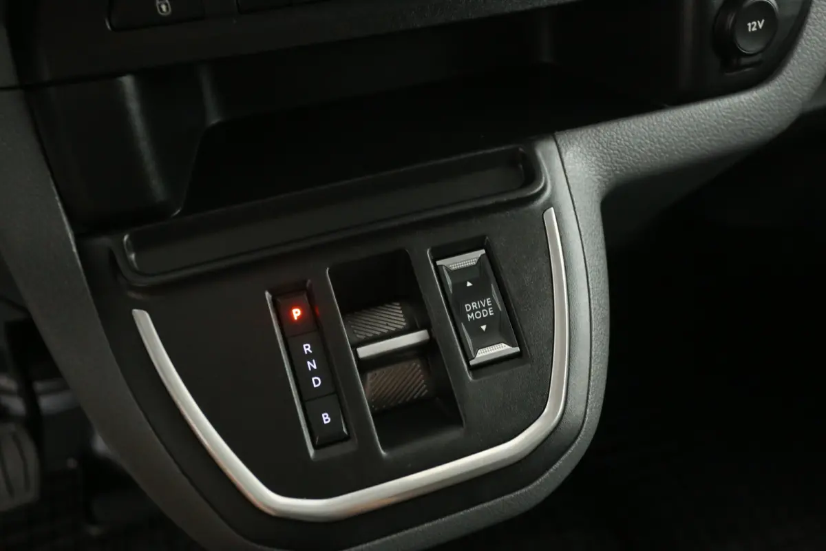 Citroën e-Jumpy 75 kWh L3H1 | Snelladen | SOH 91% | Clima | Camera | Cruise | 3 Zits | Carplay | Parkeersens.