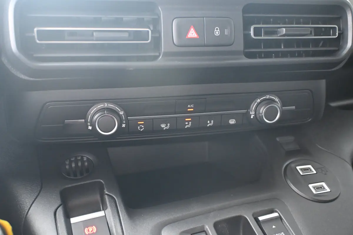 136 L2 50 kWh DEMO-DEAL! Tot 8 Jaar Garantie! | Navigatie | Achteruitrijcamera | Dodehoek-Detectie | Digitale Binnenspiegel | Betimmering | !!