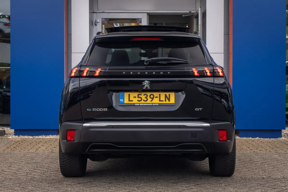 EV GT Pack 50 kWh | (Elektrisch) panorama-dak | Cruise adaptief | Camera | Apple Carplay/Android Auto | Lederen/alcantara bekleding | Stoel verwarming | Keyless | Digitaal dashboard | Achter