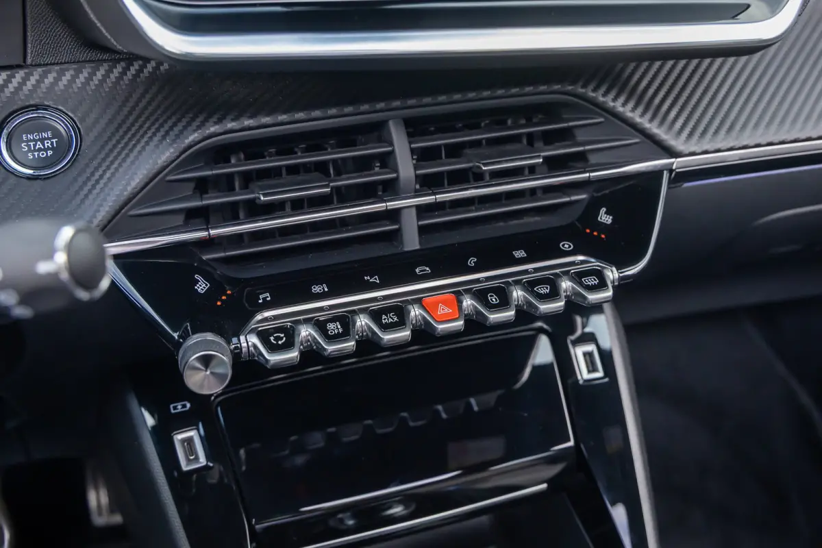 EV GT Pack 50 kWh | (Elektrisch) panorama-dak | Cruise adaptief | Camera | Apple Carplay/Android Auto | Lederen/alcantara bekleding | Stoel verwarming | Keyless | Digitaal dashboard | Achter