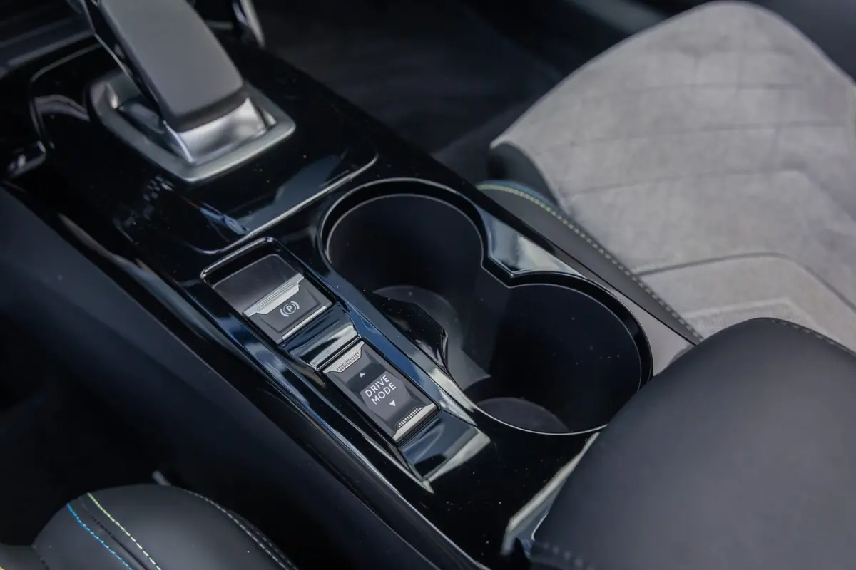 EV GT Pack 50 kWh | (Elektrisch) panorama-dak | Cruise adaptief | Camera | Apple Carplay/Android Auto | Lederen/alcantara bekleding | Stoel verwarming | Keyless | Digitaal dashboard | Achter