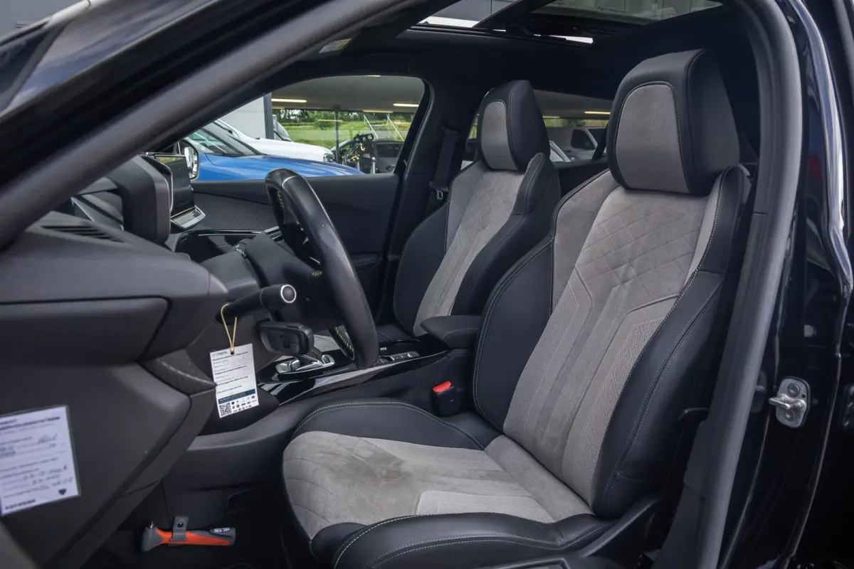 EV GT Pack 50 kWh | (Elektrisch) panorama-dak | Cruise adaptief | Camera | Apple Carplay/Android Auto | Lederen/alcantara bekleding | Stoel verwarming | Keyless | Digitaal dashboard | Achter