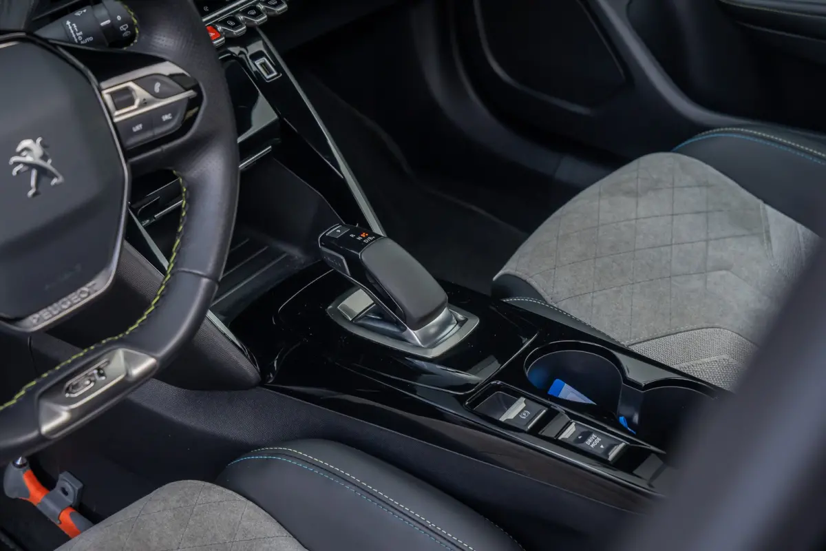 EV GT Pack 50 kWh | (Elektrisch) panorama-dak | Cruise adaptief | Camera | Apple Carplay/Android Auto | Lederen/alcantara bekleding | Stoel verwarming | Keyless | Digitaal dashboard | Achter
