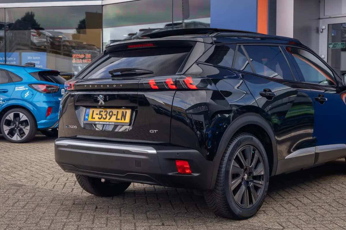 EV GT Pack 50 kWh | (Elektrisch) panorama-dak | Cruise adaptief | Camera | Apple Carplay/Android Auto | Lederen/alcantara bekleding | Stoel verwarming | Keyless | Digitaal dashboard | Achter