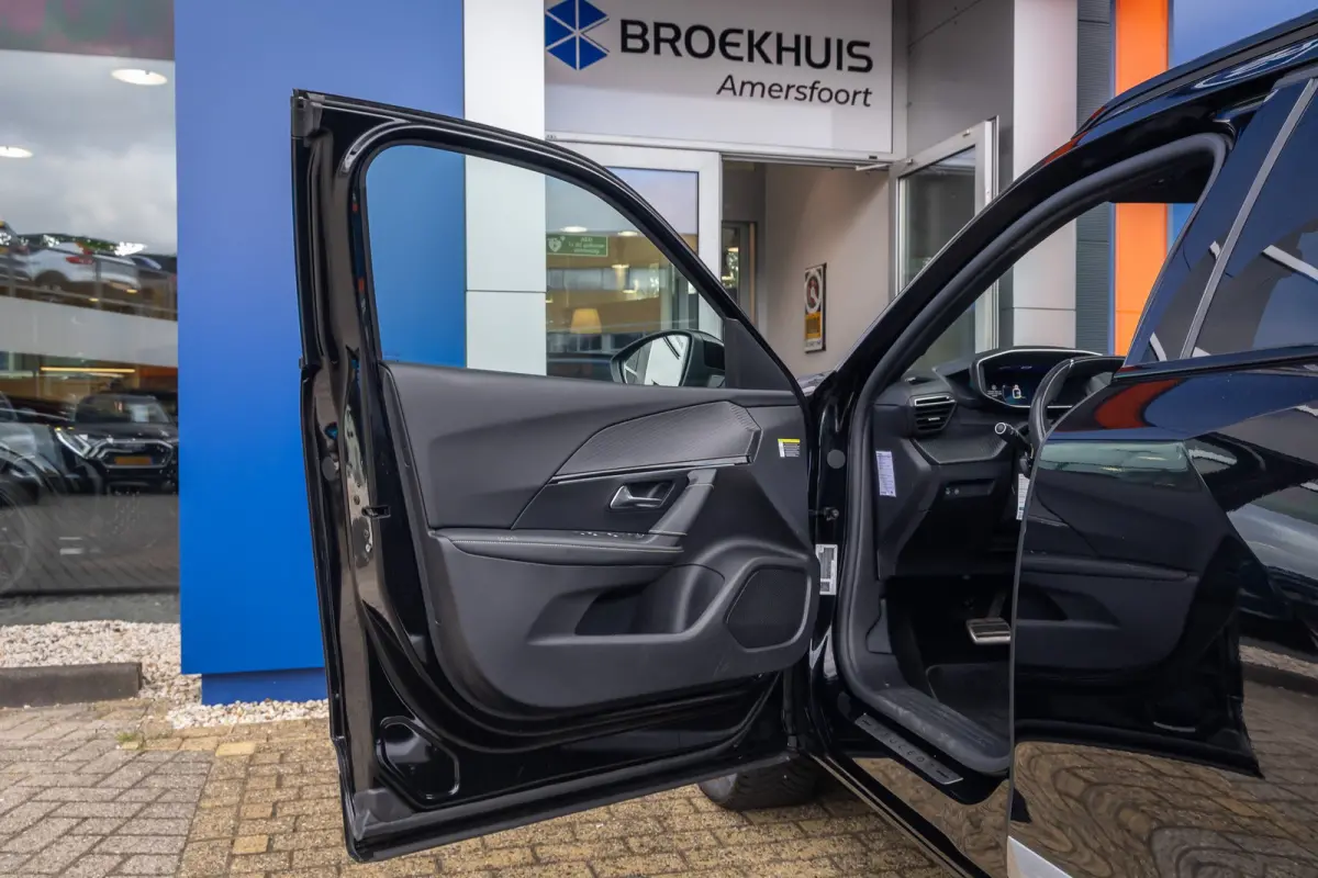 EV GT Pack 50 kWh | (Elektrisch) panorama-dak | Cruise adaptief | Camera | Apple Carplay/Android Auto | Lederen/alcantara bekleding | Stoel verwarming | Keyless | Digitaal dashboard | Achter