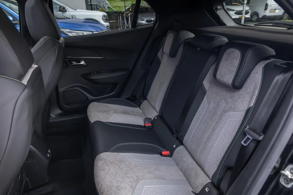 EV GT Pack 50 kWh | (Elektrisch) panorama-dak | Cruise adaptief | Camera | Apple Carplay/Android Auto | Lederen/alcantara bekleding | Stoel verwarming | Keyless | Digitaal dashboard | Achter