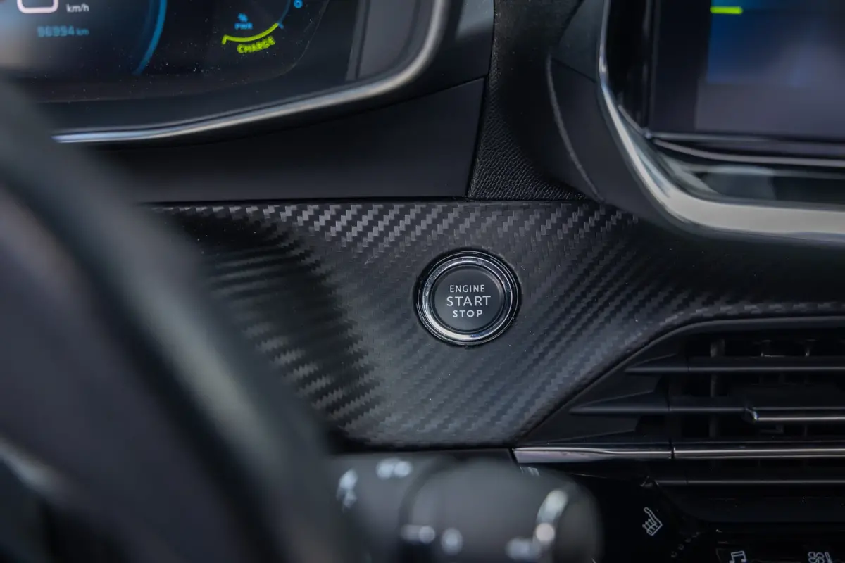 EV GT Pack 50 kWh | (Elektrisch) panorama-dak | Cruise adaptief | Camera | Apple Carplay/Android Auto | Lederen/alcantara bekleding | Stoel verwarming | Keyless | Digitaal dashboard | Achter