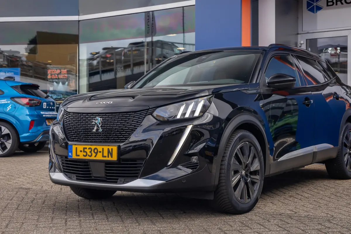 EV GT Pack 50 kWh | (Elektrisch) panorama-dak | Cruise adaptief | Camera | Apple Carplay/Android Auto | Lederen/alcantara bekleding | Stoel verwarming | Keyless | Digitaal dashboard | Achter