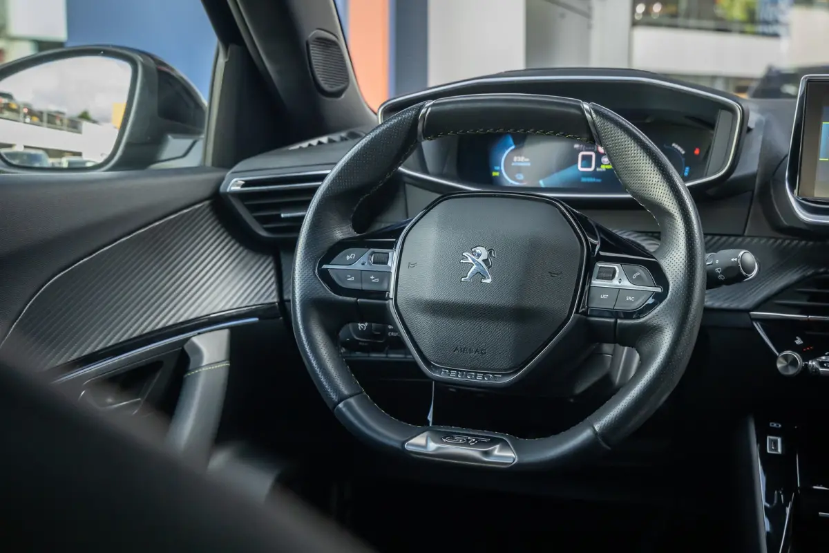 EV GT Pack 50 kWh | (Elektrisch) panorama-dak | Cruise adaptief | Camera | Apple Carplay/Android Auto | Lederen/alcantara bekleding | Stoel verwarming | Keyless | Digitaal dashboard | Achter
