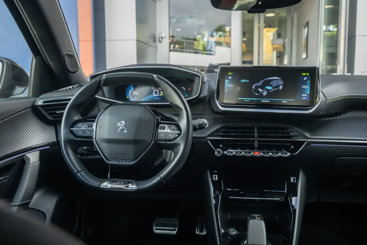 EV GT Pack 50 kWh | (Elektrisch) panorama-dak | Cruise adaptief | Camera | Apple Carplay/Android Auto | Lederen/alcantara bekleding | Stoel verwarming | Keyless | Digitaal dashboard | Achter