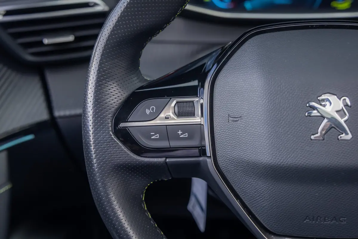 EV GT Pack 50 kWh | (Elektrisch) panorama-dak | Cruise adaptief | Camera | Apple Carplay/Android Auto | Lederen/alcantara bekleding | Stoel verwarming | Keyless | Digitaal dashboard | Achter