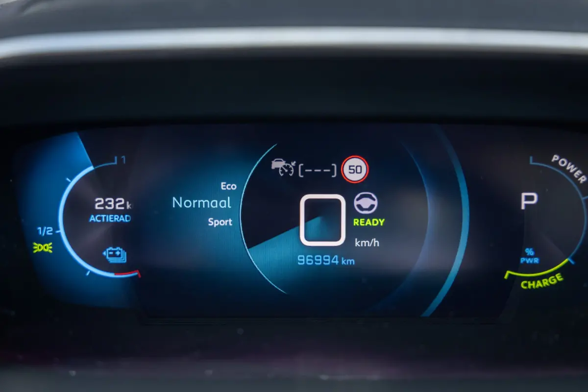 EV GT Pack 50 kWh | (Elektrisch) panorama-dak | Cruise adaptief | Camera | Apple Carplay/Android Auto | Lederen/alcantara bekleding | Stoel verwarming | Keyless | Digitaal dashboard | Achter