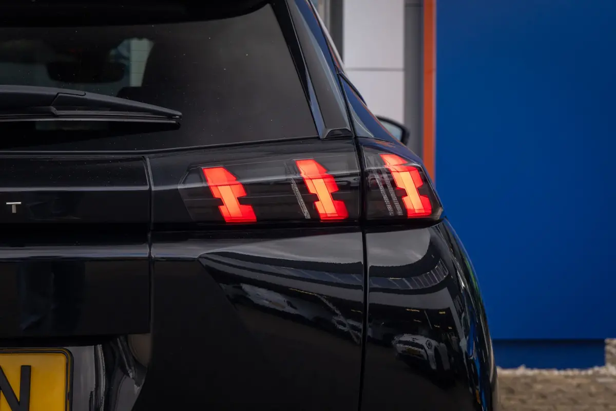 EV GT Pack 50 kWh | (Elektrisch) panorama-dak | Cruise adaptief | Camera | Apple Carplay/Android Auto | Lederen/alcantara bekleding | Stoel verwarming | Keyless | Digitaal dashboard | Achter
