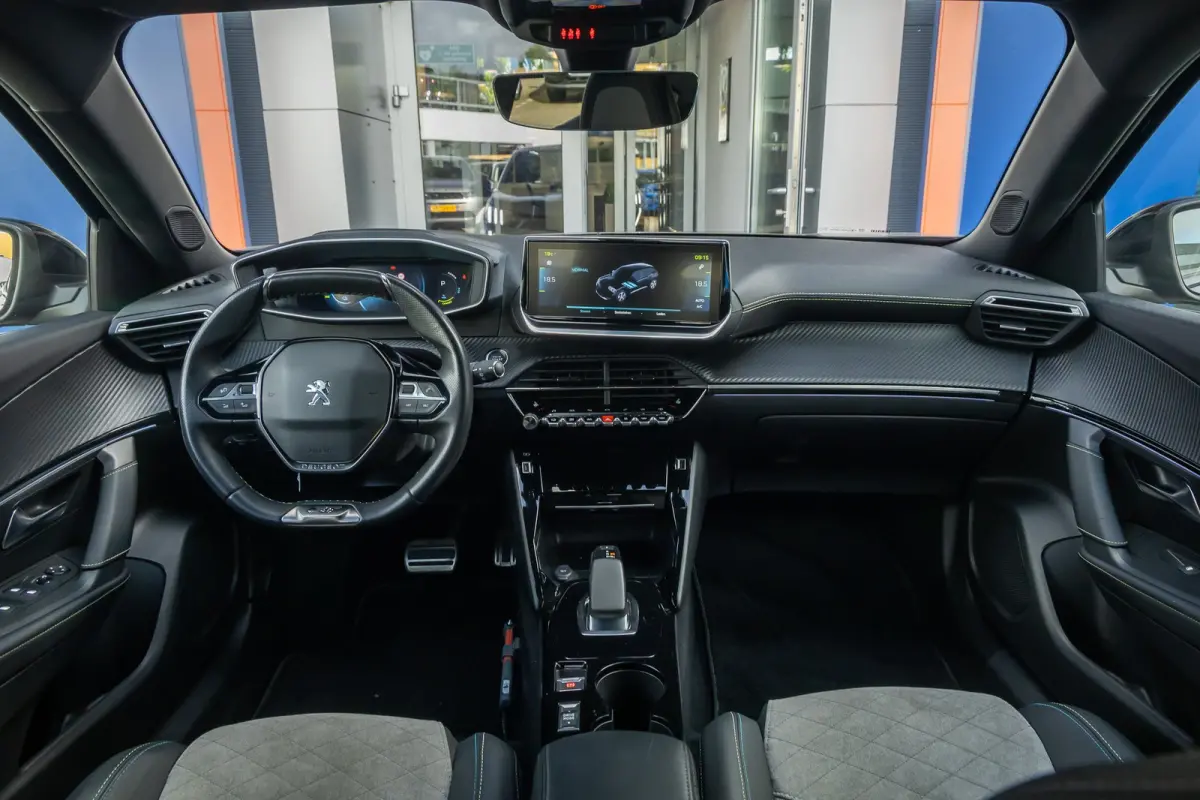 EV GT Pack 50 kWh | (Elektrisch) panorama-dak | Cruise adaptief | Camera | Apple Carplay/Android Auto | Lederen/alcantara bekleding | Stoel verwarming | Keyless | Digitaal dashboard | Achter