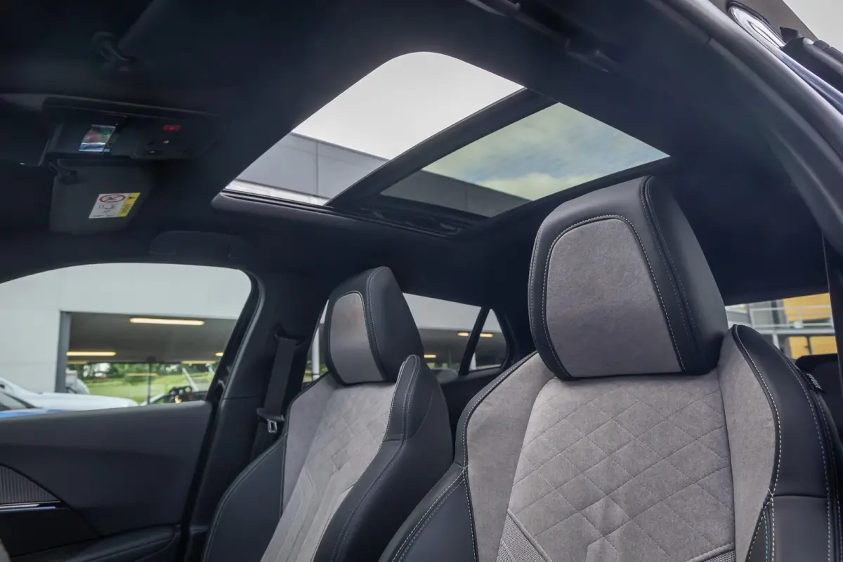 EV GT Pack 50 kWh | (Elektrisch) panorama-dak | Cruise adaptief | Camera | Apple Carplay/Android Auto | Lederen/alcantara bekleding | Stoel verwarming | Keyless | Digitaal dashboard | Achter
