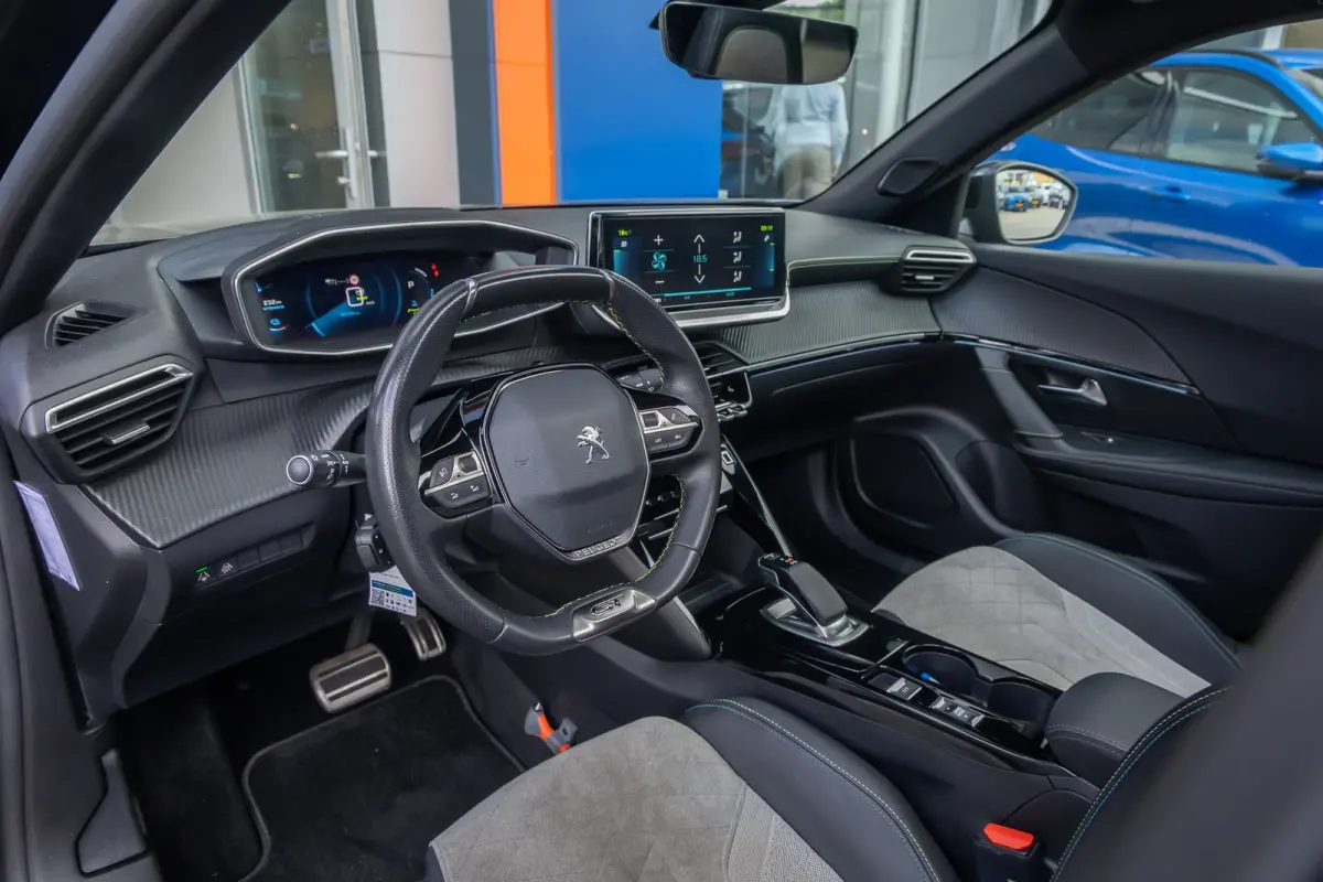 EV GT Pack 50 kWh | (Elektrisch) panorama-dak | Cruise adaptief | Camera | Apple Carplay/Android Auto | Lederen/alcantara bekleding | Stoel verwarming | Keyless | Digitaal dashboard | Achter