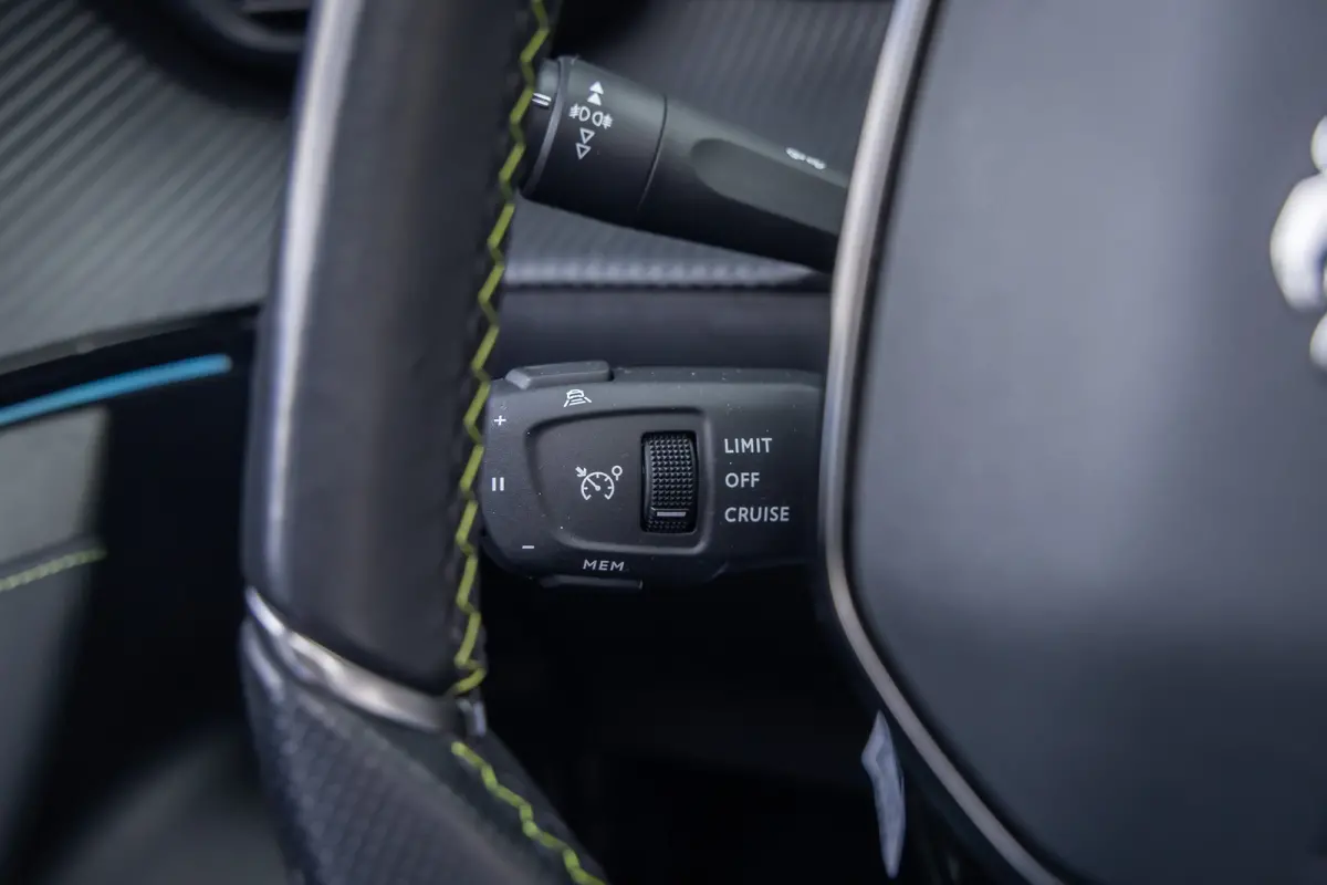 EV GT Pack 50 kWh | (Elektrisch) panorama-dak | Cruise adaptief | Camera | Apple Carplay/Android Auto | Lederen/alcantara bekleding | Stoel verwarming | Keyless | Digitaal dashboard | Achter