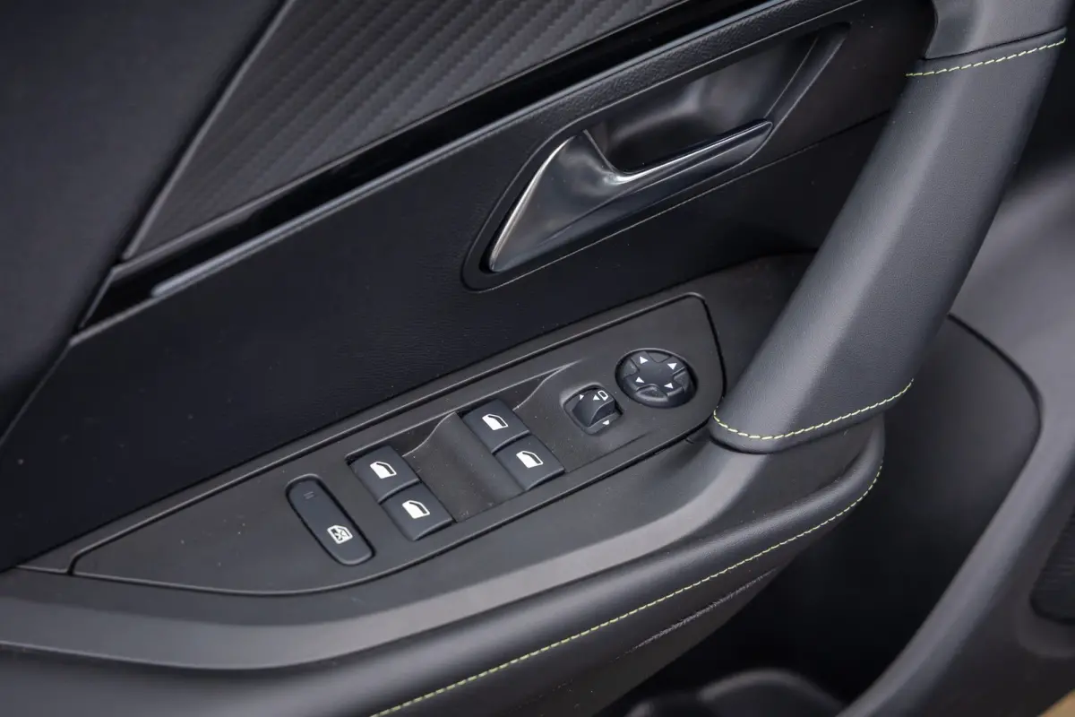 EV GT Pack 50 kWh | (Elektrisch) panorama-dak | Cruise adaptief | Camera | Apple Carplay/Android Auto | Lederen/alcantara bekleding | Stoel verwarming | Keyless | Digitaal dashboard | Achter