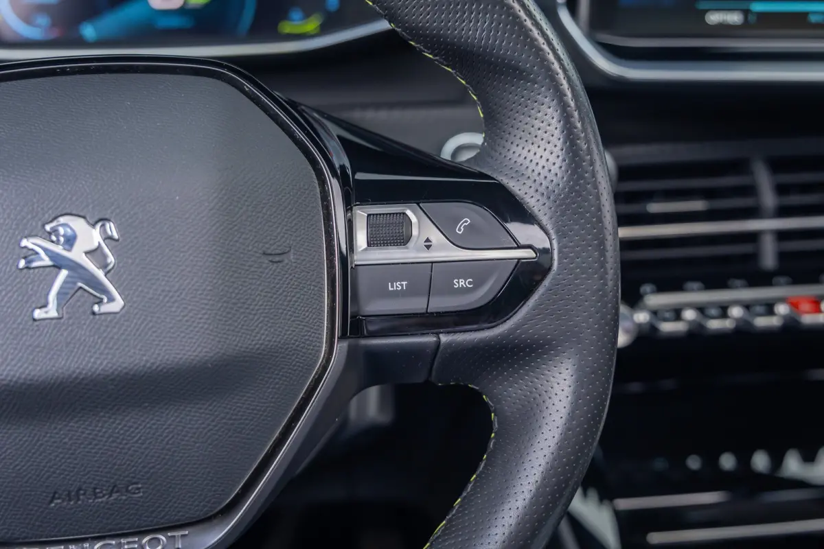EV GT Pack 50 kWh | (Elektrisch) panorama-dak | Cruise adaptief | Camera | Apple Carplay/Android Auto | Lederen/alcantara bekleding | Stoel verwarming | Keyless | Digitaal dashboard | Achter