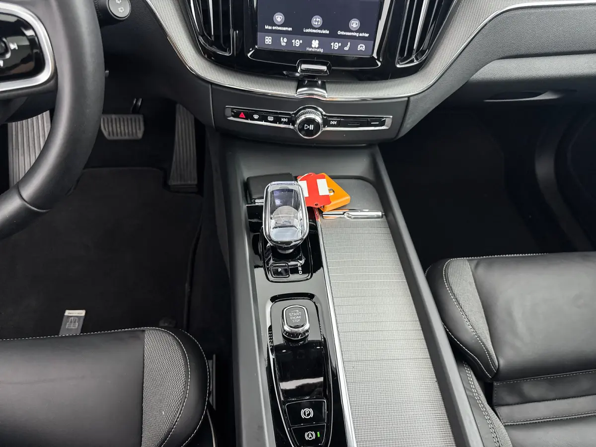 T6 Recharge Plus Dark | 21" | Trekhaak | Harman Kardon | 360 Camera | Elektr. verst. Sportstoelen | Panoramadak | Adaptieve Cruise | BLIS
