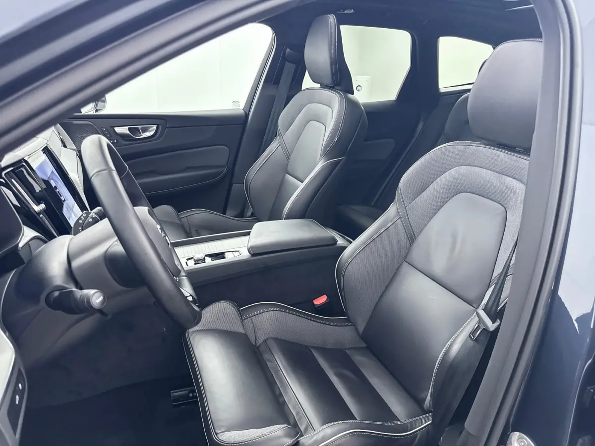 T6 Recharge Plus Dark | 21" | Trekhaak | Harman Kardon | 360 Camera | Elektr. verst. Sportstoelen | Panoramadak | Adaptieve Cruise | BLIS