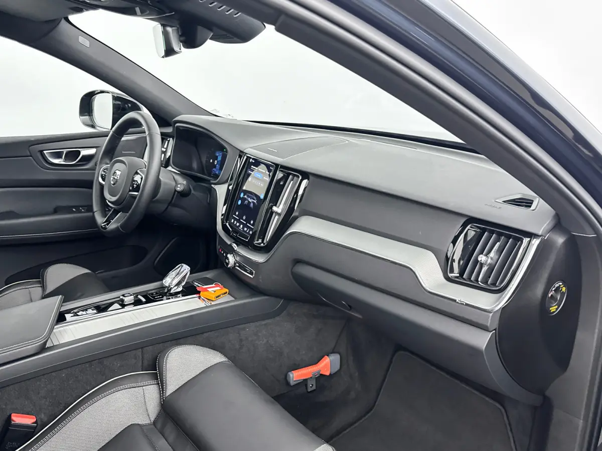 T6 Recharge Plus Dark | 21" | Trekhaak | Harman Kardon | 360 Camera | Elektr. verst. Sportstoelen | Panoramadak | Adaptieve Cruise | BLIS