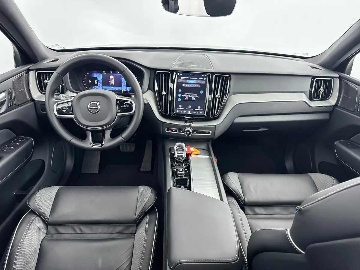 T6 Recharge Plus Dark | 21" | Trekhaak | Harman Kardon | 360 Camera | Elektr. verst. Sportstoelen | Panoramadak | Adaptieve Cruise | BLIS