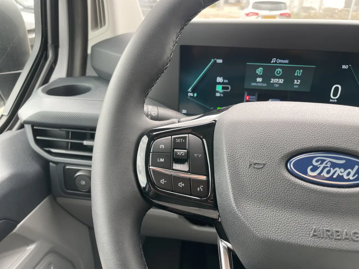 320 L1H1 Limited 71 kWh | Cruise Control | Camera | CarPlay | Bluetooth |