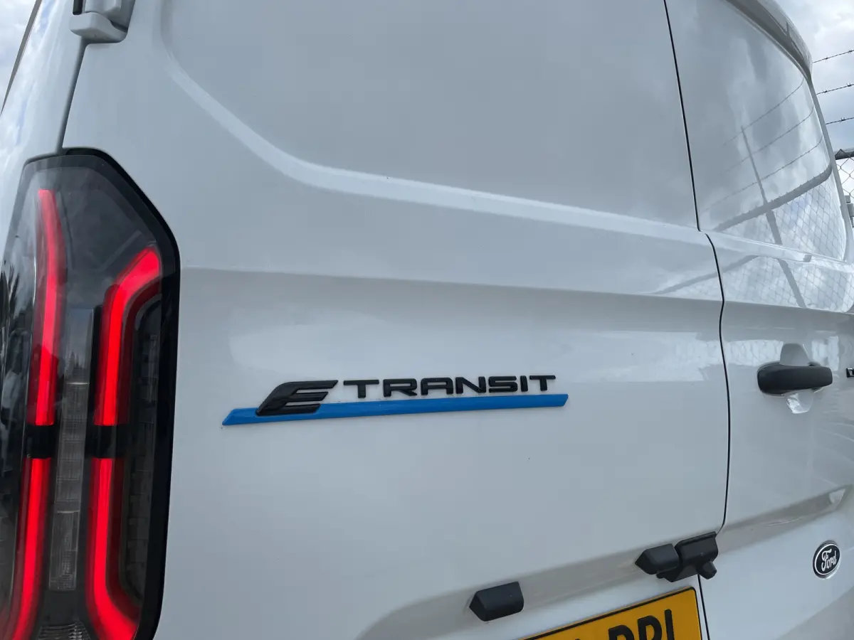 320 L1H1 Limited 71 kWh | Cruise Control | Camera | CarPlay | Bluetooth |
