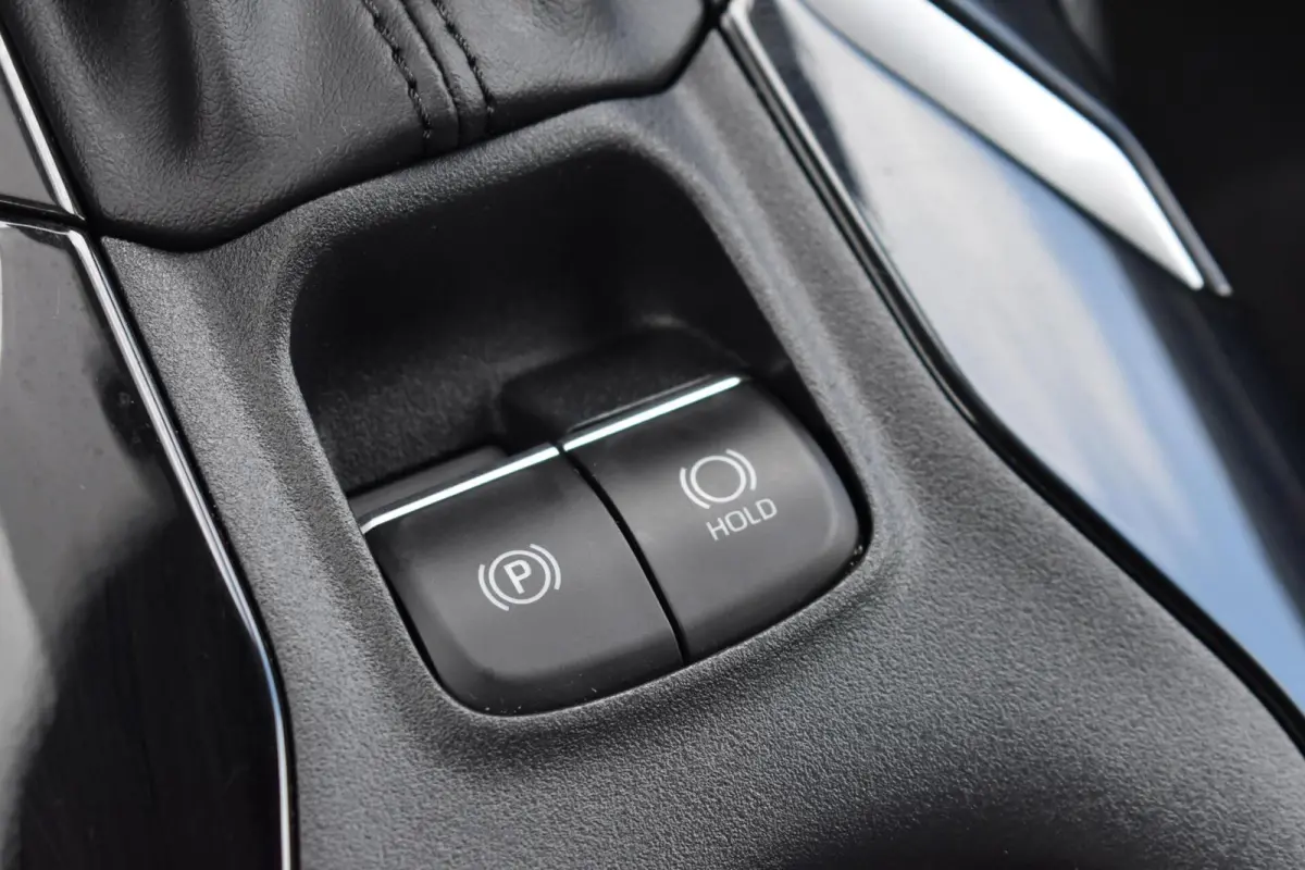 Hybrid 140 Active | Carplay | Camera | Climate Control |